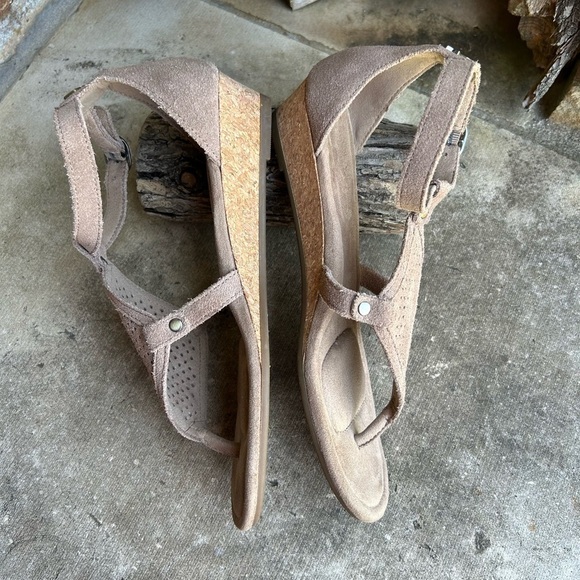 Koolaburra by Ugg Briona wedge sandal in taupe perforated suede Sz-7.5. J - Picture 5 of 11